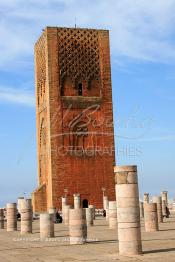 Image du Maroc Professionnelle de  Le Minaret et quelques colonnes de la mosquée (Tour Hassan) qui fît construite à la fin du XIIe siècle par le Sultan Yacoub el Mansour (dynastie Almohade) désireux de construire la plus grande mosquée du monde doté de 400 colonnes, la construction n’a pas été achevé suite à la mort du sultan en 1199, La tour Hassan est le symbole de Rabat son esplanade abrite le Mausolée Mohammed V de Rabat, Jeudi 1er Mars 2007. (Photo / Abdeljalil Bounhar)